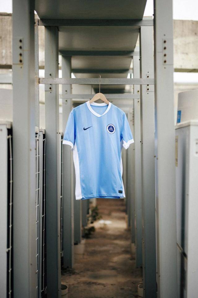 天蓝色战袍亮相！深圳新鹏城2026主场球衣官宣